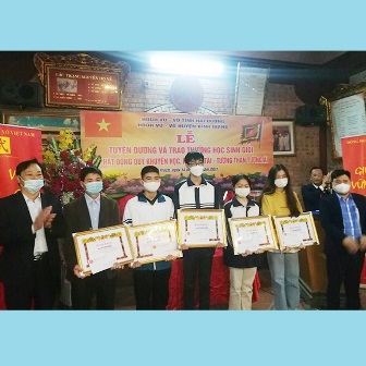 HĐDH Vũ Võ huyện Bình Giang (Hải Dương) tuyên dương và trao thưởng học sinh giỏi